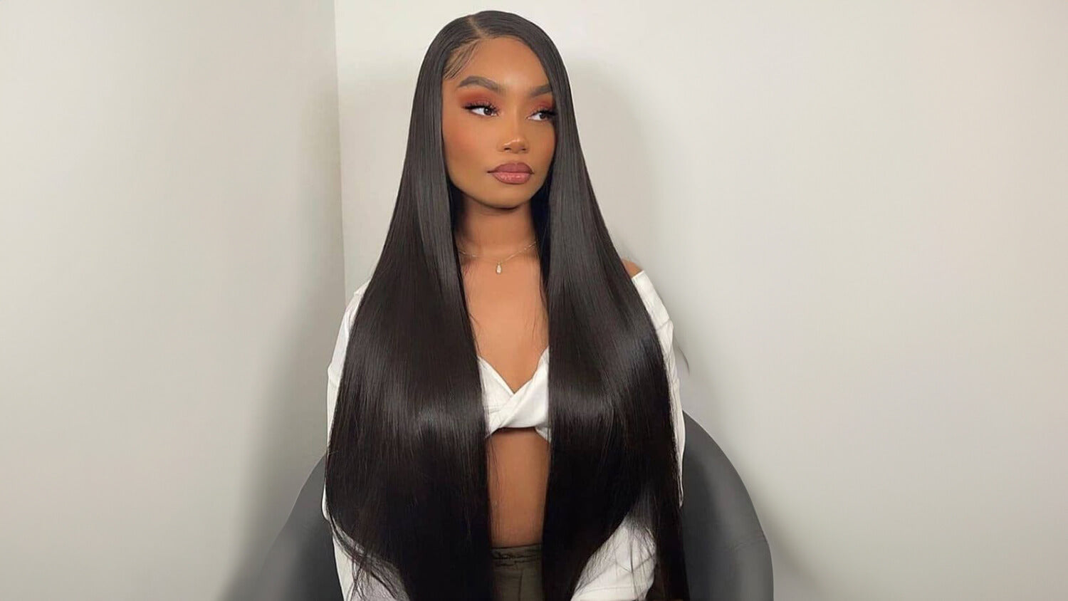 Pourquoi porter perruques sans colle Uwavy pour un look d'été élégant?