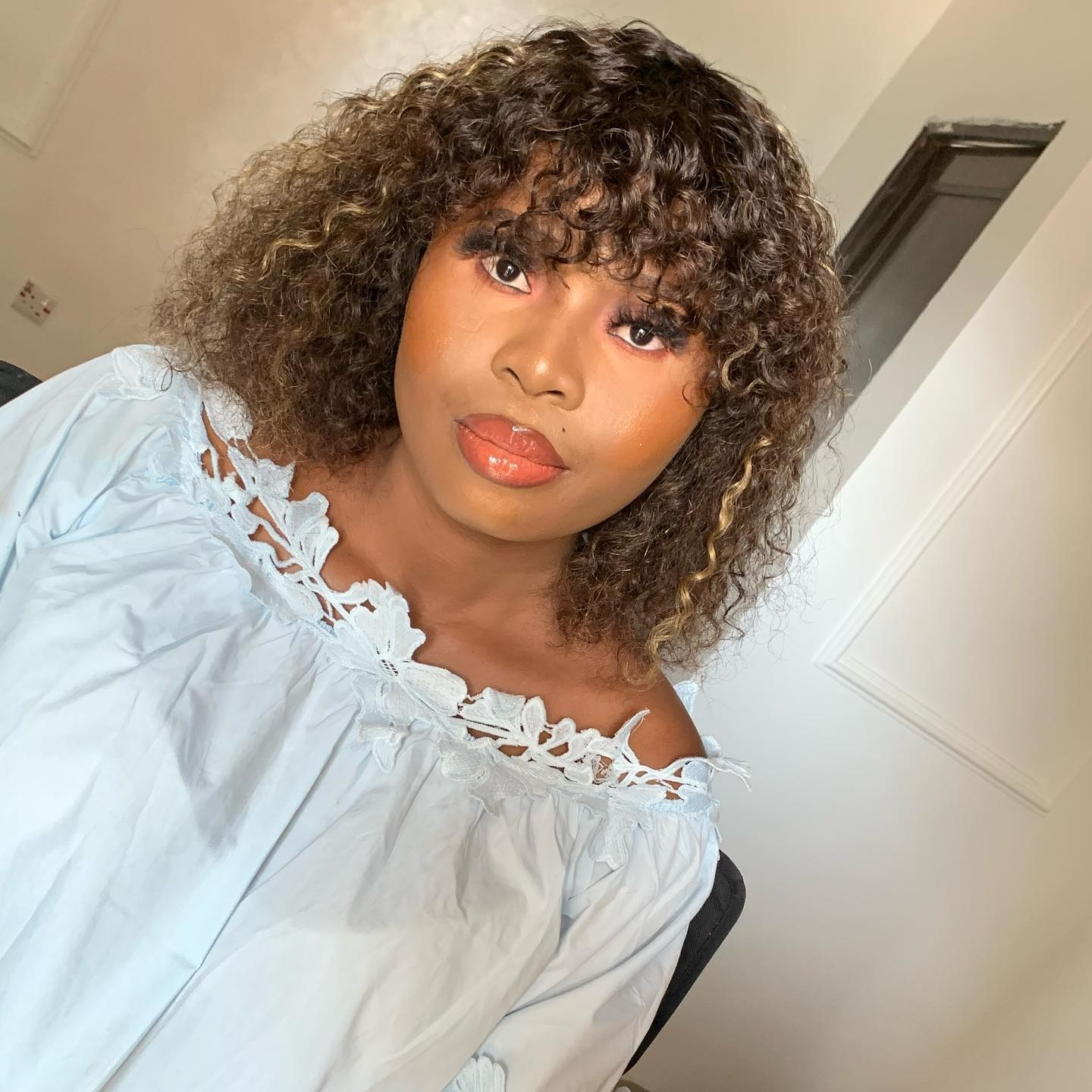 𝑼𝒘𝒂𝒗𝒚 𝑷𝒓𝒆𝒎𝒊𝒖𝒎 𝑳𝒊𝒏𝒆 Glueless Ombre Highlight Bouclée Perruque Sans Colle Avec Une Frange